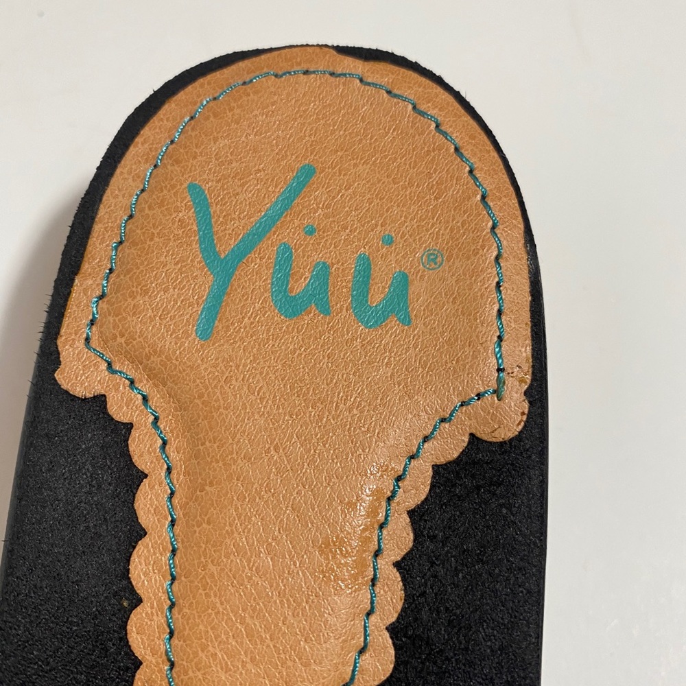 Size 8 Yuu Sandals - Picture 3 of 6